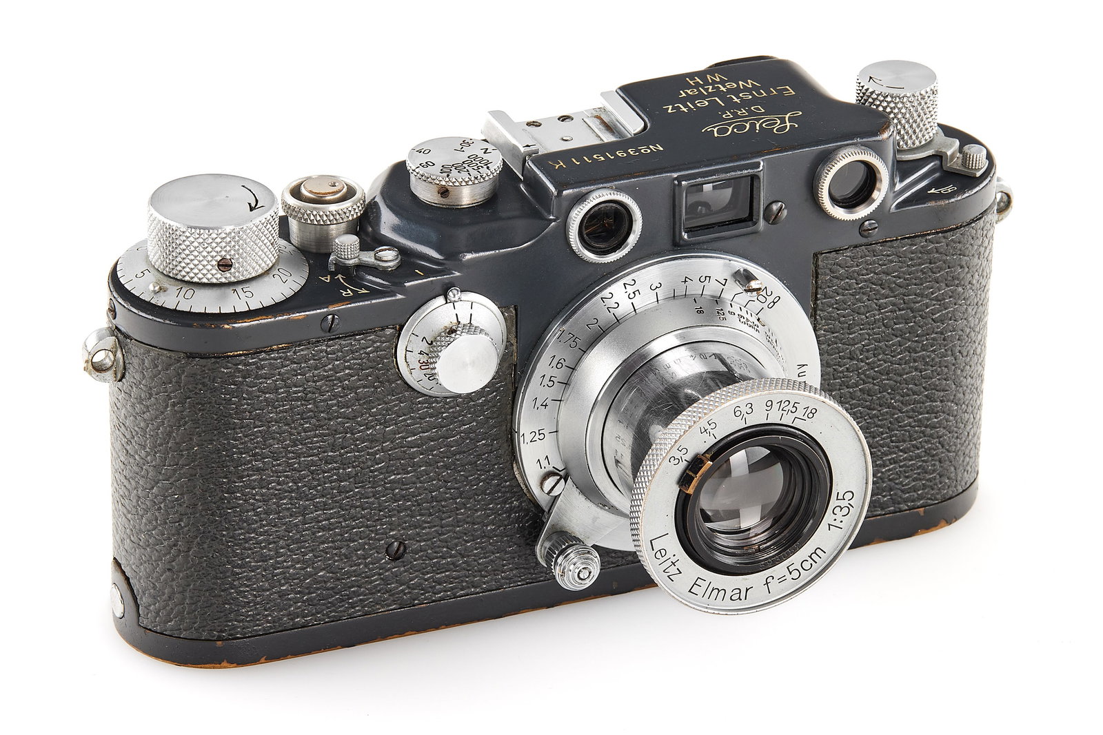 Leica IIIc K Grey W.H. *: An original Leica IIIc K grey W.H., a rare wartime variant of the classic screw-mount Leica IIIc. The suffix “K” (for Kältefest, indicating ball bearings in the shutter and film transport for