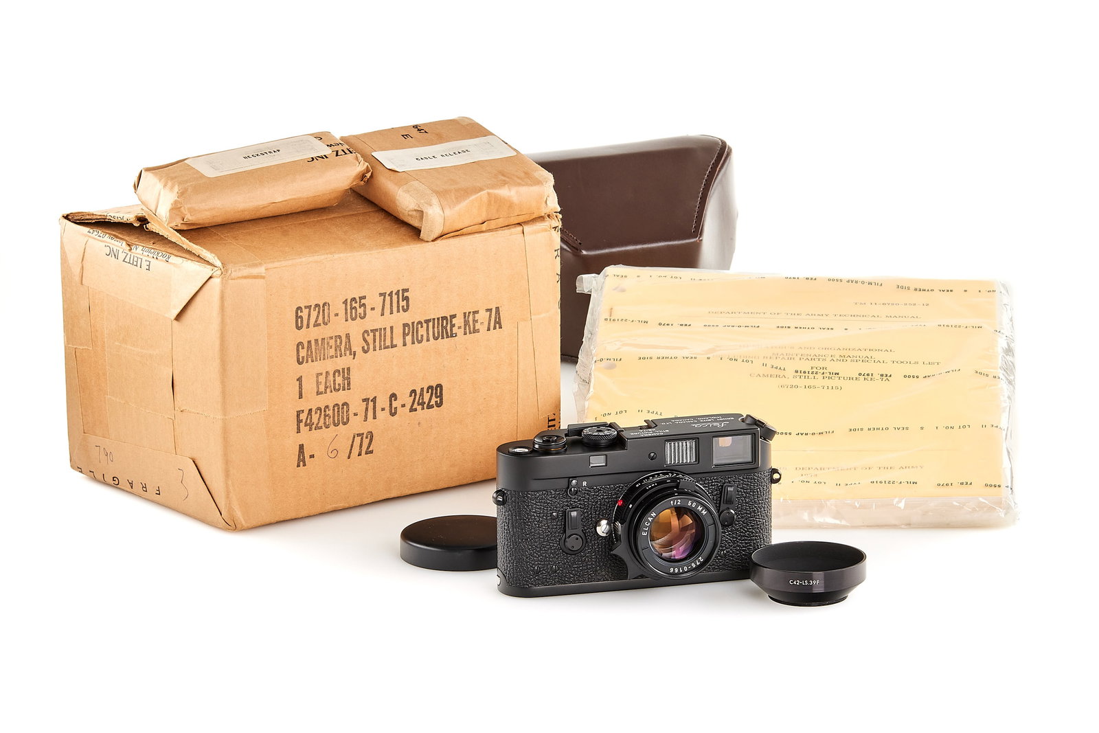 Leica KE-7A 'US Army' NOS set *: An outstanding, new-old-stock KE-7A outfit — complete, exactly as delivered to the U.S. Army, including the original packaging and the rare, still factory-sealed instruction manual.The KE-7A is a sc
