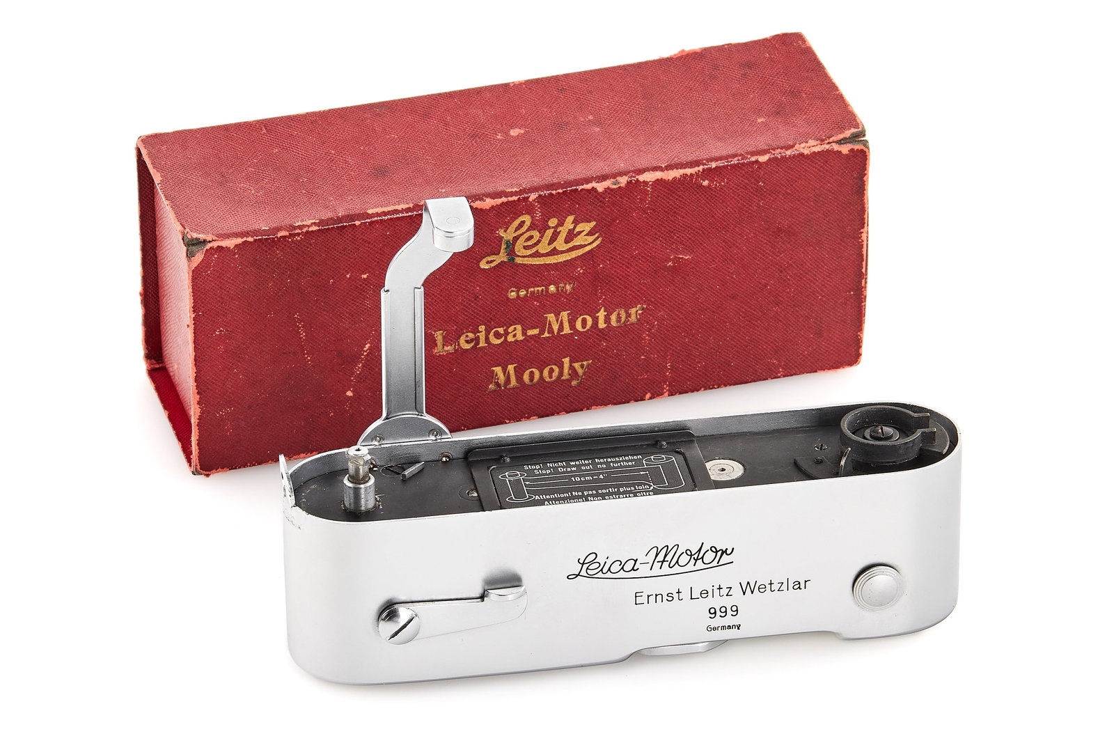 Leica-Motor MOOLY chrome *: Beautiful early spring-wound motor for screw-mount Leicas, in almost mint condition, note the immobile speed selector, with transmission arm and rare red maker's box with matching serial number, deliv