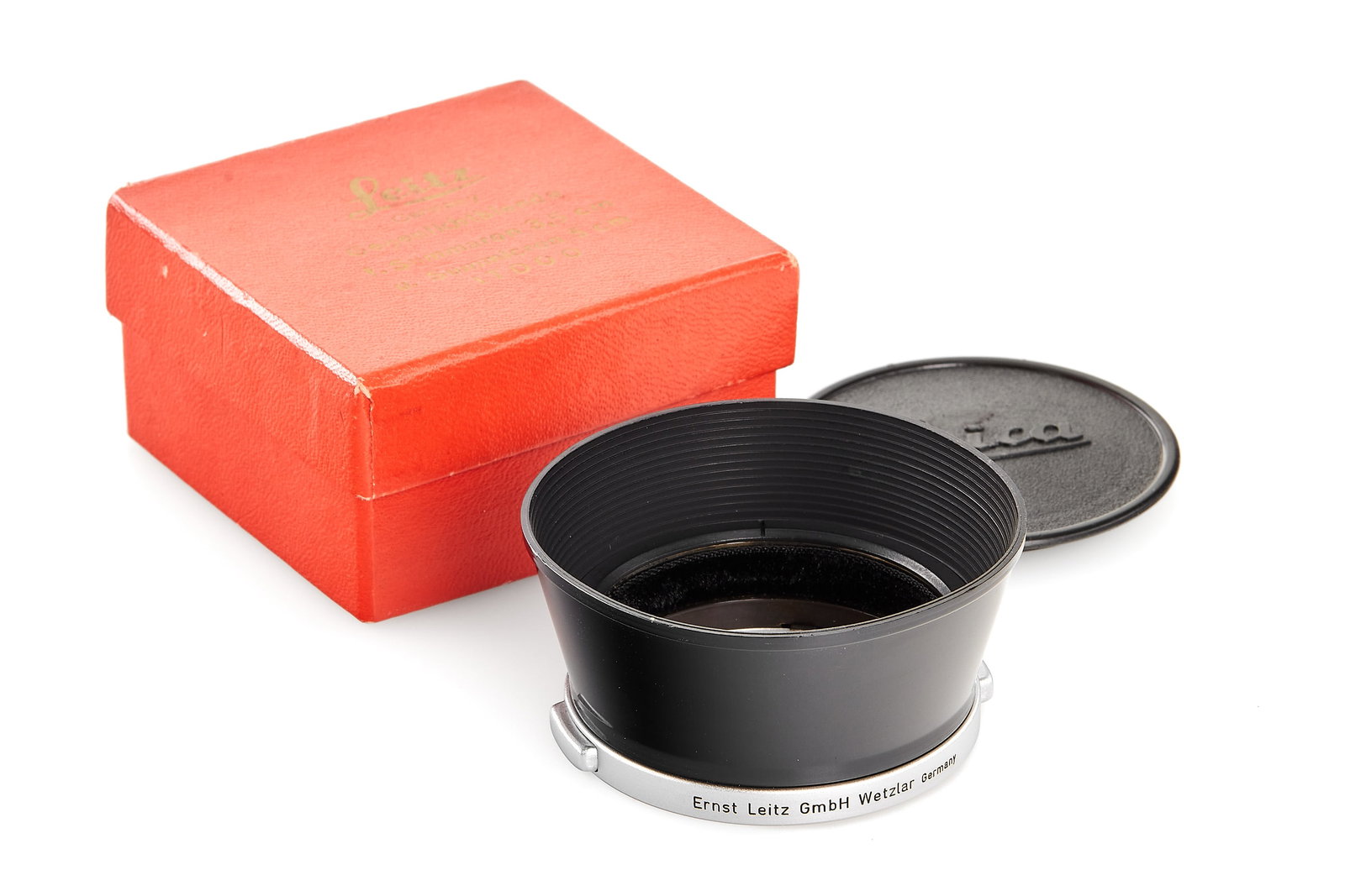 Leica ITDOO hood 3.5cm and 5cm pre-series *: A very rare pre-series ITDOO hood, featuring a baffle made of plastic rather than metal as found in the regular production version. Preserved in beautiful, near-mint condition, with red maker’s box.