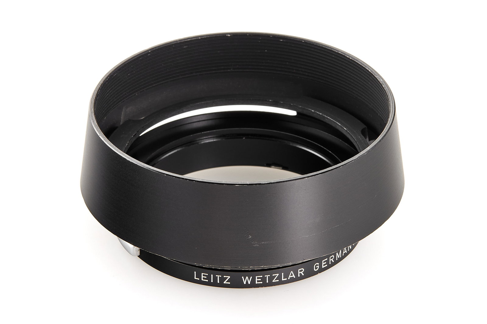 Leica 12503 Hood for Noctilux 1.2/50mm *: Very rare hood for the sought-after Noctilux 1.2/50mm, in beautiful, near-mint condition.