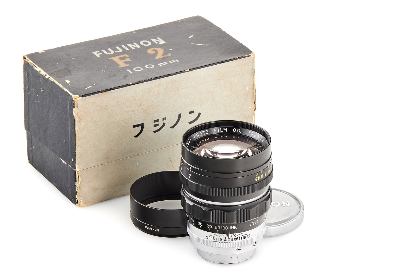 Fuji Photo Film Co. f. Leica M39 Fujinon 2/10cm *: Very rare, early black/chrome version in Leica M39 RF coupled screw mount, feet scale, in almost mint condition, optics showing some light signs of corrosion, with hood, both caps, leather case and or