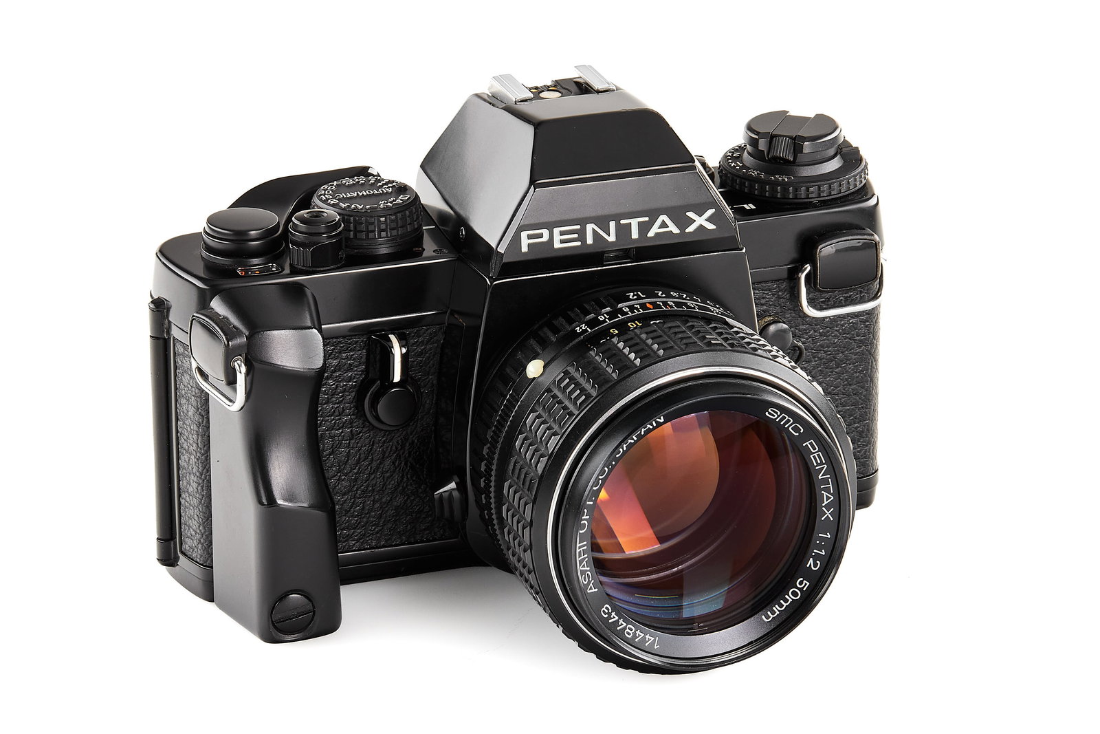 Pentax LX no.3550000 'Keizaburo Saeki' *: Production of the Pentax LX began in 1980, with regular serial numbers starting around 5,200,000.The present camera bears the much earlier serial number 3550000 and was received by Pentax engineer Kei
