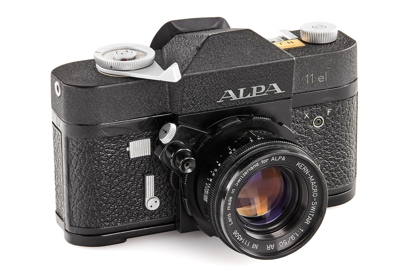 Alpa 11el black with Macro-Switar 1.9/50mm *: Beautiful rare Alpa body in black crinkle finish (total production 548 units only), in very good condition, with matching all-black Kern Macro-Switar 1.9/50mm no.1114506, with hood and front lens cap.