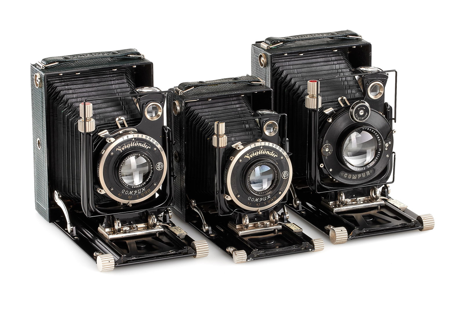 Voigtländer Bergheil Deluxe green set: Very nice set of three Voigtländer Bergheil Deluxe folding bellow cameras with green leather cover, 6.5x9cm no.D952968 with Heliar 4.5/12cm no.803605, 9x12cm no.D962248 with fast Heliar 3.5/13.5cm