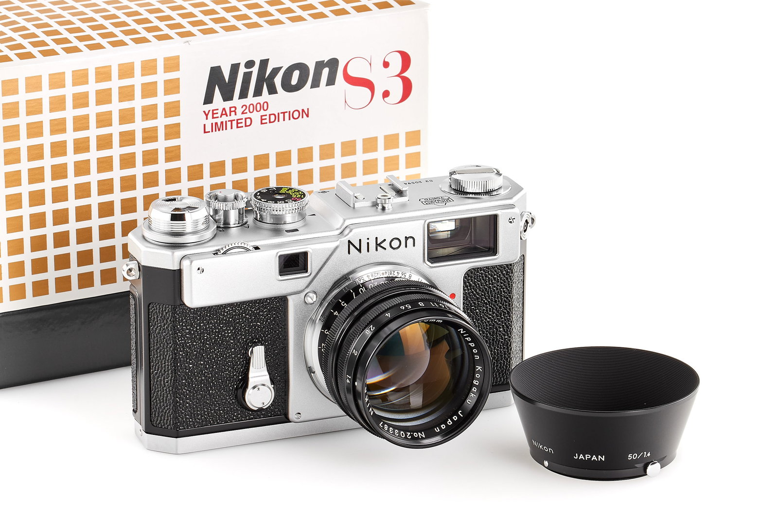 Nikon S3 Year 2000 Limited Edition chrome *: Special edition Nikon S3, modern re-edition, issued to commemorate the year 2000, chrome version no.205942 with matching black Nikkor-S 1.4/50mm no.203387, both in unused condition, together with