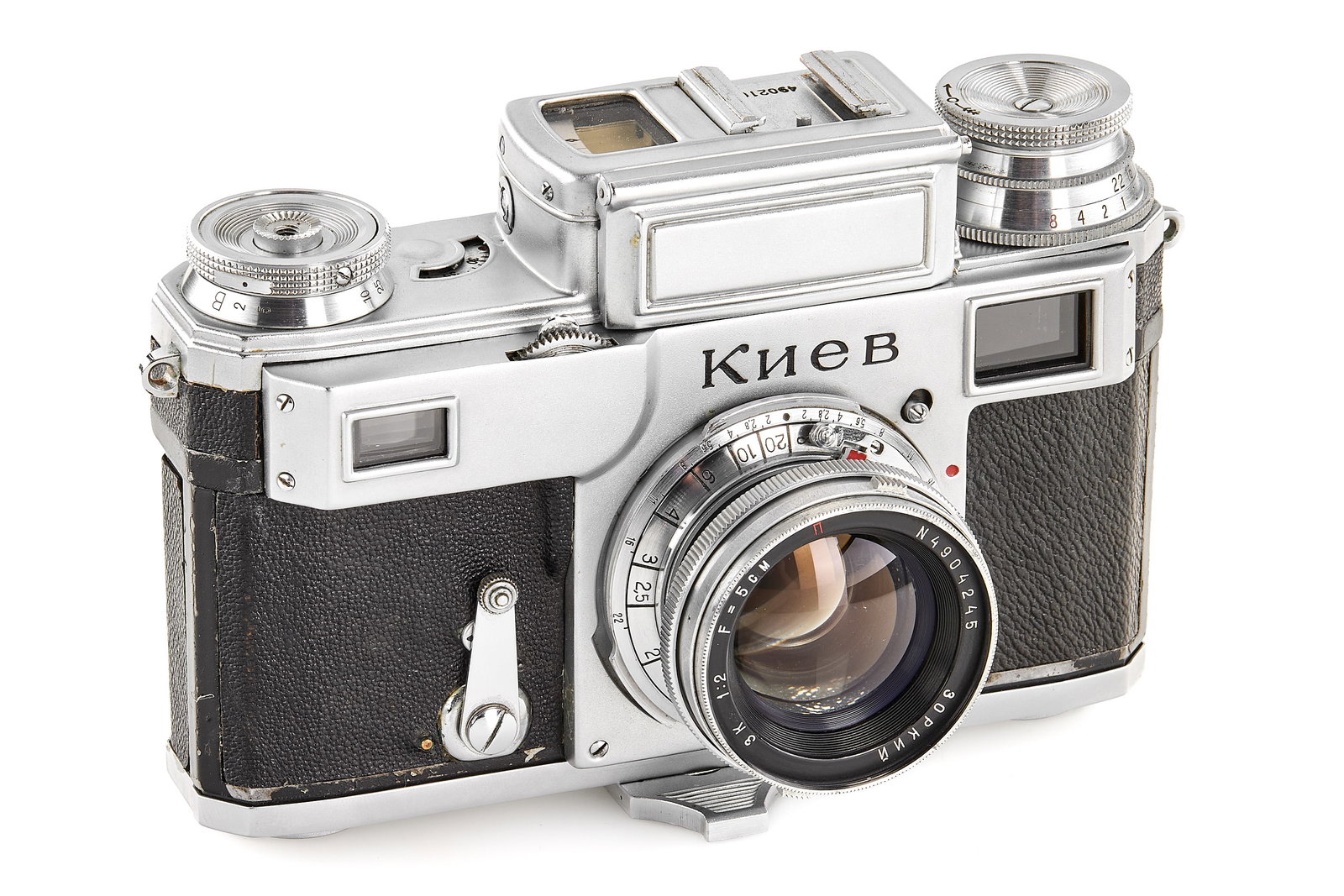 Kiev III 1949 pre-series: In 1947, production facilities from Carl Zeiss Jena were transferred to Kiev. From the outset, the cameras later known as “Kiev” were assembled using a mixture of components originating from b