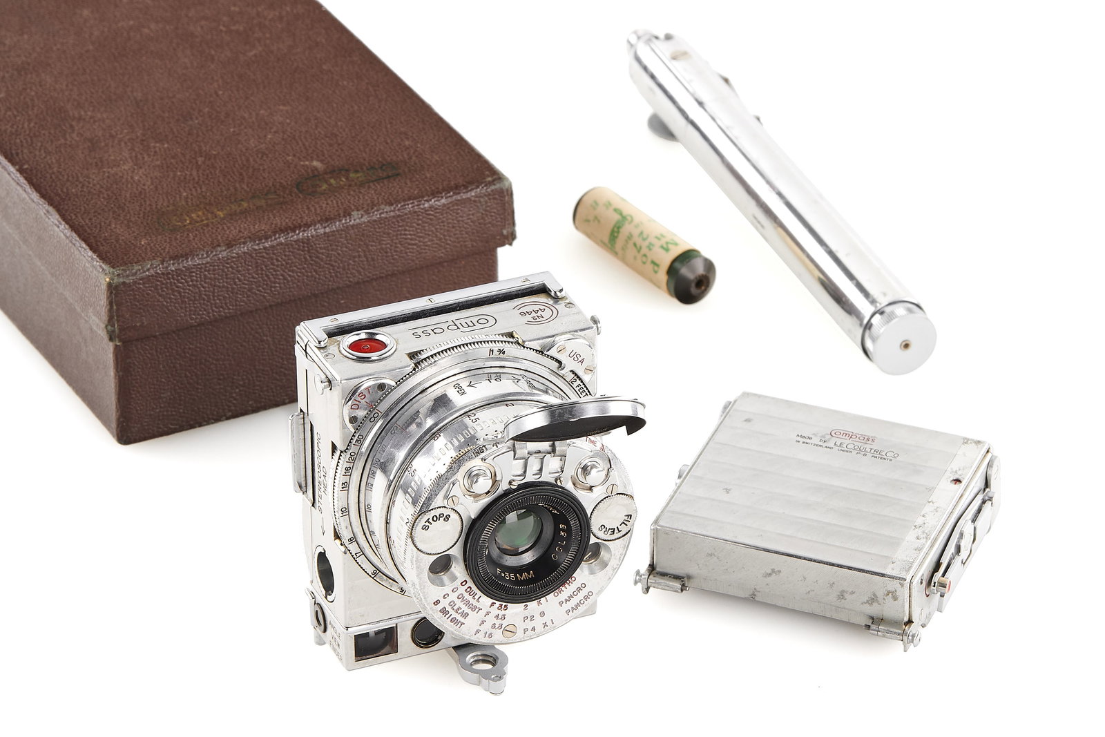 Le Coultre Compass USA outfit: Very rare late version also known as Compass II, US version with 'USA' engraved in red, in good condition, made by the famous Swiss watch manufacturer Jaeger Le Coultre, outfit with rare tripod,
