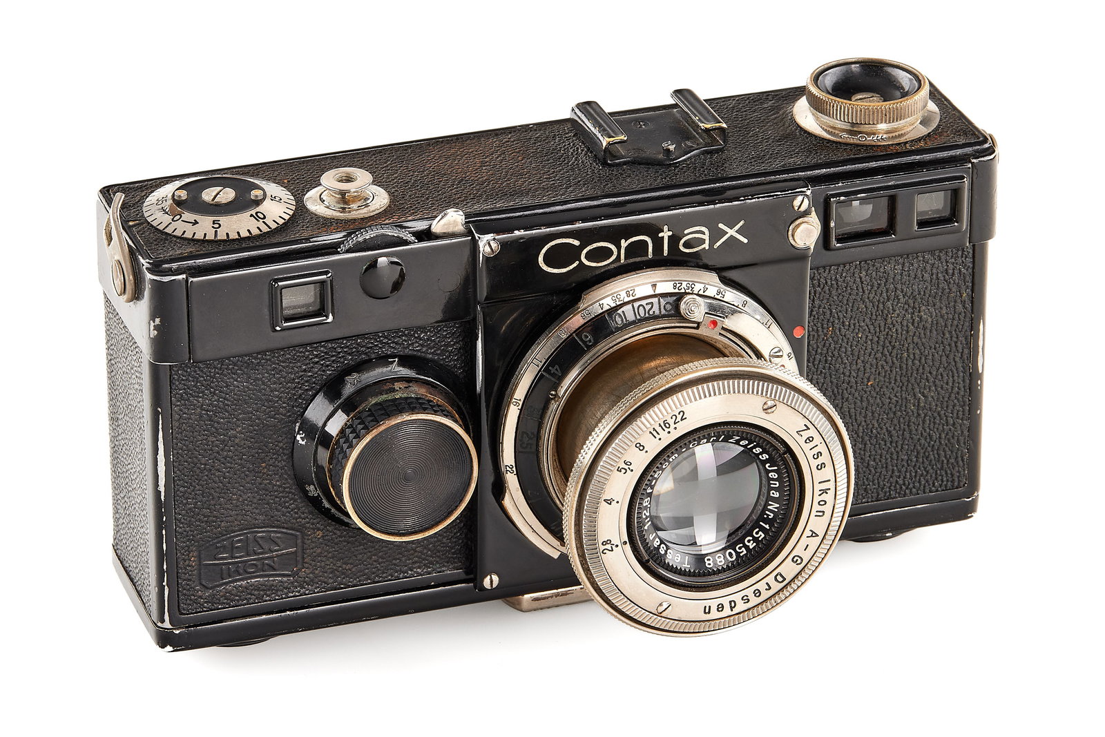 Contax I Version 2 *: Rare version of the Contax I from the first production year, with a characteristic dimple above the winding knob. In very fine condition, with matching back, including a Tessar 2.8/5cm no.1535088. SN: