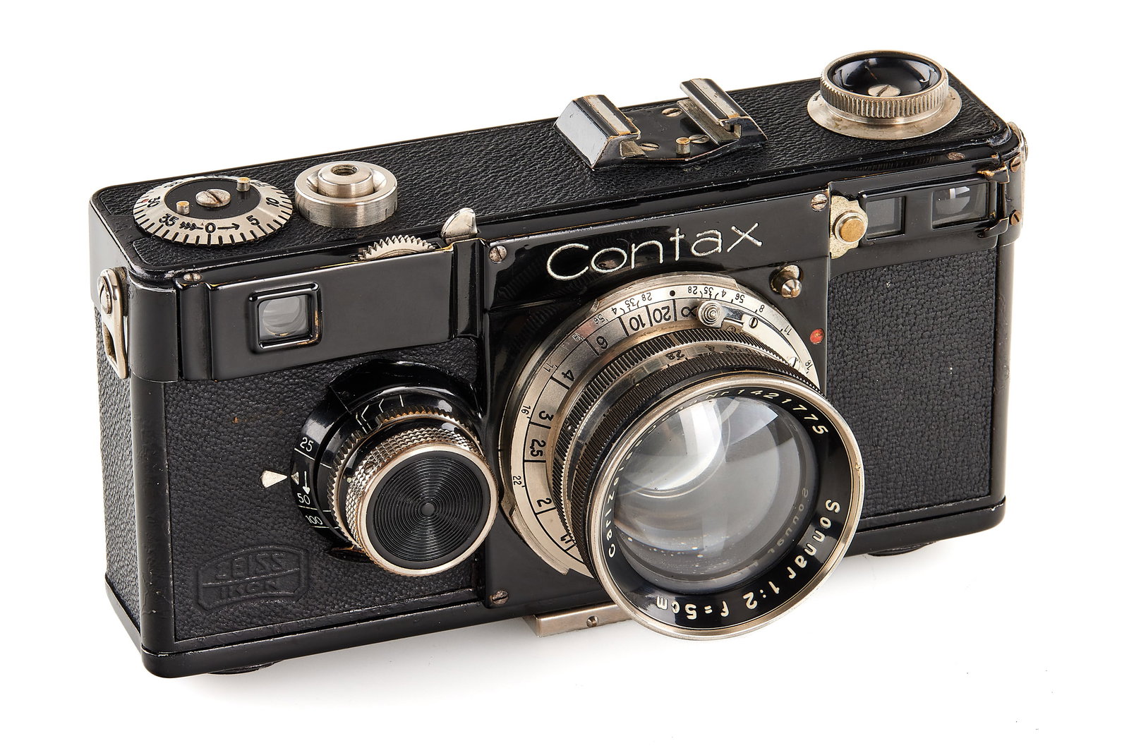 Contax I Version 7 with Sonnar 2/5cm: Beautiful 7th version in very good condition, with Sonnar 2/5cm no.1421775, optics showing traces of removed fungus, with matching back. SN: Z.44541
