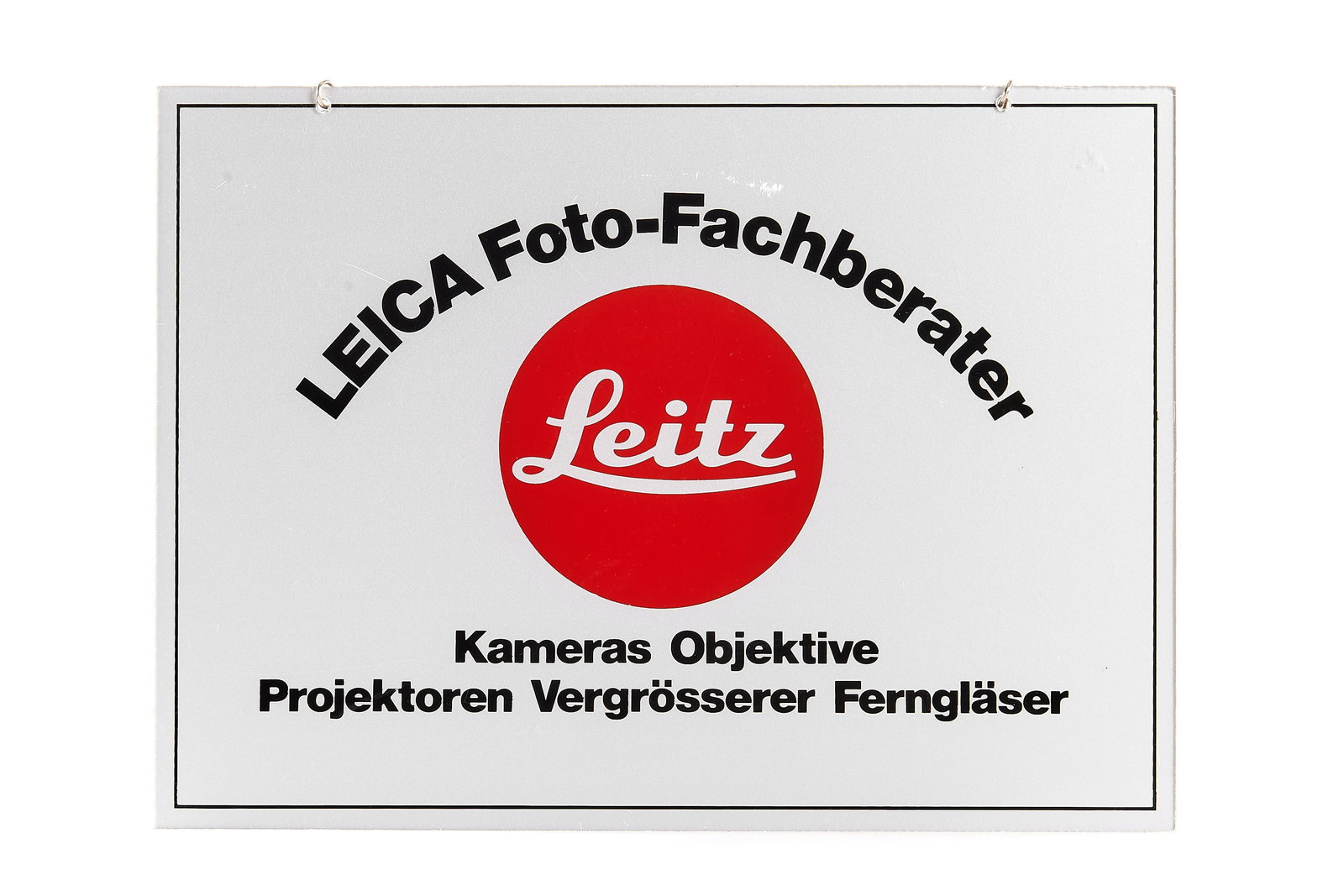 Leica 'Leica Foto-Fachberater' Sign *: Beautiful original Leica sign, 15x21cm printed plexiglass with 'Leica Foto-Fachberater' (Leica technical consultant), with metal chain hanger, in almost mint condition, showing minimal scratches.