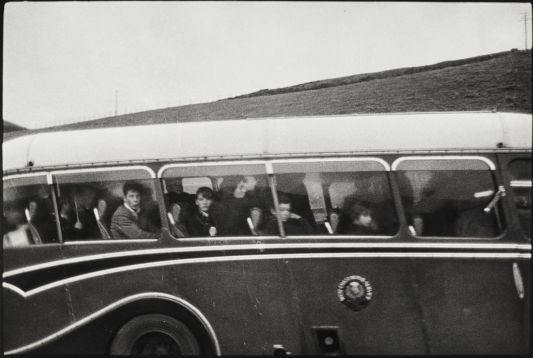 BRUCE DAVIDSON (* 1933) - School Bus, England 1960s: Gelatin silver print, printed in the 1990s 32,2 x 48 cm (12.7 x 18.9 in) Signed by the photographer in pencil on the reverse LITERATURE B. Davidson & M. Haworth Booth, England and Scotland, 1960, Göt