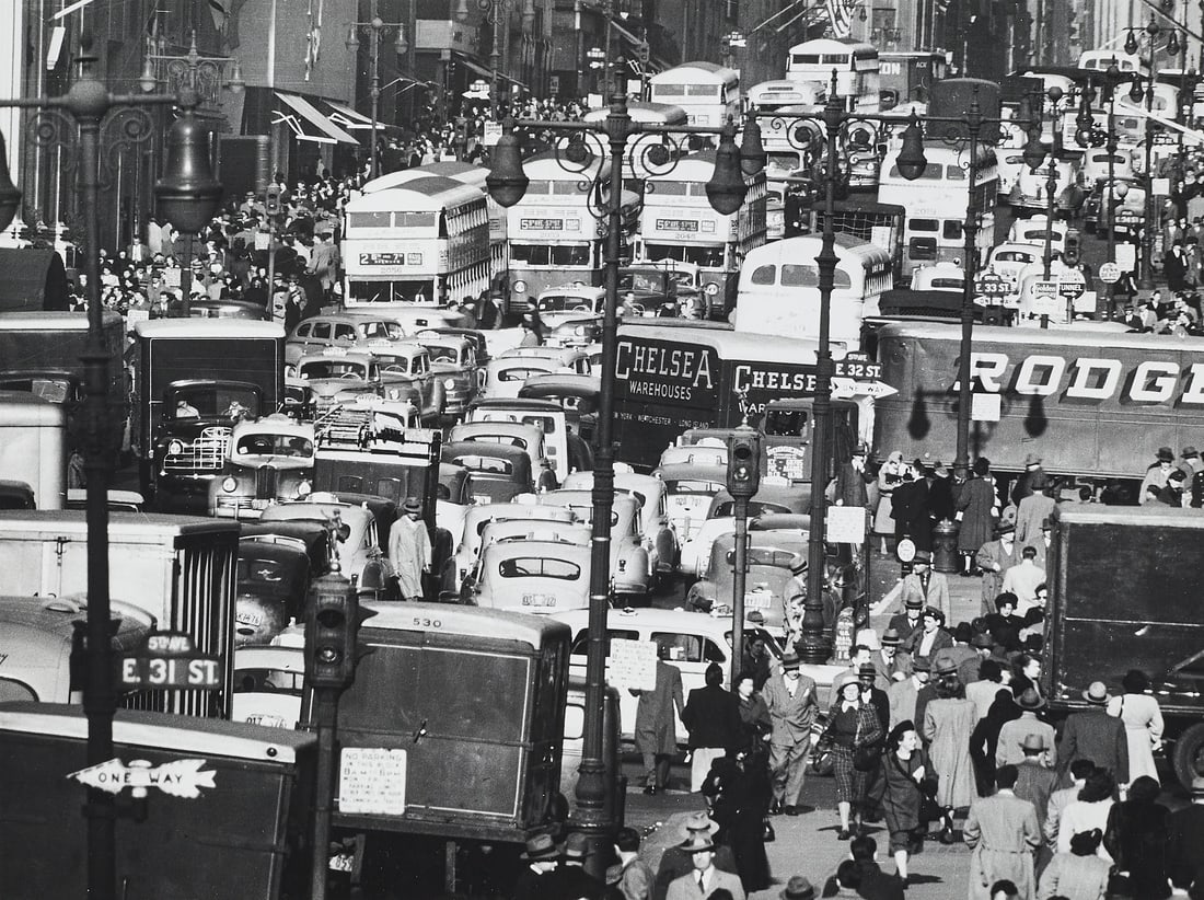 ANDREAS FEININGER (1906–1999) - Traffic on 5th Avenue, New York 1948: Gelatin silver print on Agfa paper, printed in the 1980s 16,5 x 22,1 cm (6.5 x 22.1 in) Signed by the photographer in pencil on the reverse, photographer´s stamp on the reverse, titled and dated in i
