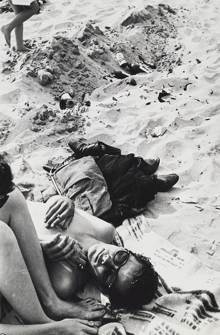 BRUCE DAVIDSON (* 1933) - Untitled (from the series `Brooklyn Gang`), New York 1959: Gelatin silver print, printed in the 1980s 23,6 x 15,6 cm (9.3 x 6.1 in) Signed by the photographer in pencil on the reverse