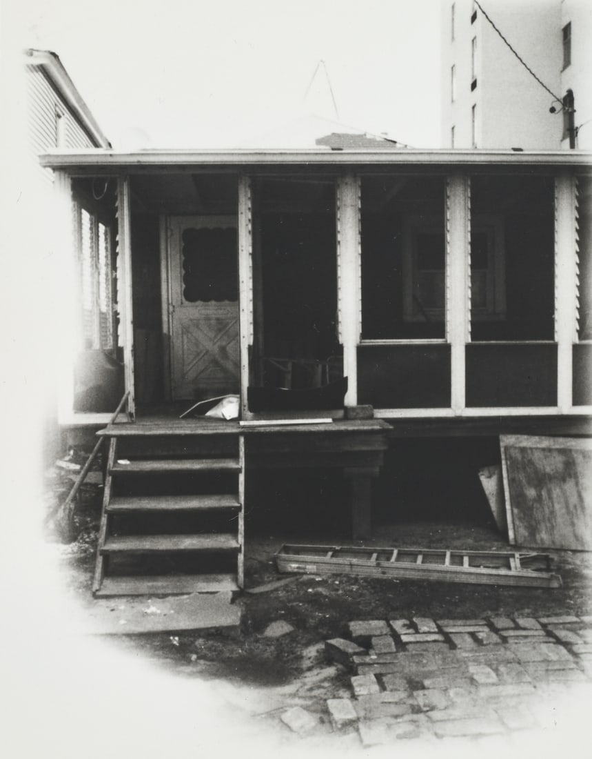 PATTI SMITH (* 1946) - My House, Far Rockaway, New York 2013: Gelatin silver print, printed 2015, in original frame 12,7 x 9,8 cm (5 x 4 in) Titled, dated and numbered in pencil on the reverse, Robert Miller Gallery Edition with inventory number in pencil on the