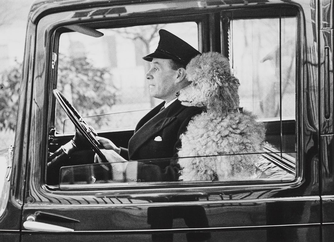 THURSTON HOPKINS (1913–2014) - La Dolce Vita, Knightsbridge, London 1953: Gelatin silver print, printed in the 1990s 17,4 x 23,9 cm (6.9 x 9,4 in) Signed, titled and dated by the photographer in pencil, photographer´s stamp on the reverse
