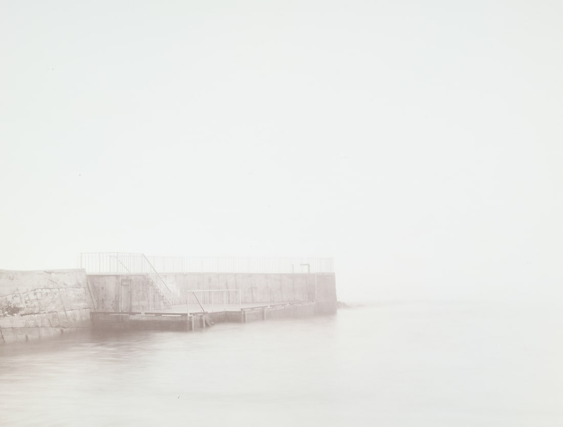 RYUJIE DOUGLAS (* 1950) - In the Fog - Lovers Point, California 1983: Vintage silver print, selenium toned, mounted on original cardboard 25,9 x 33,9 cm (10.2 x 13.3 in) Signed by the photographer in pencil in the margin lower right; Titled and dated with