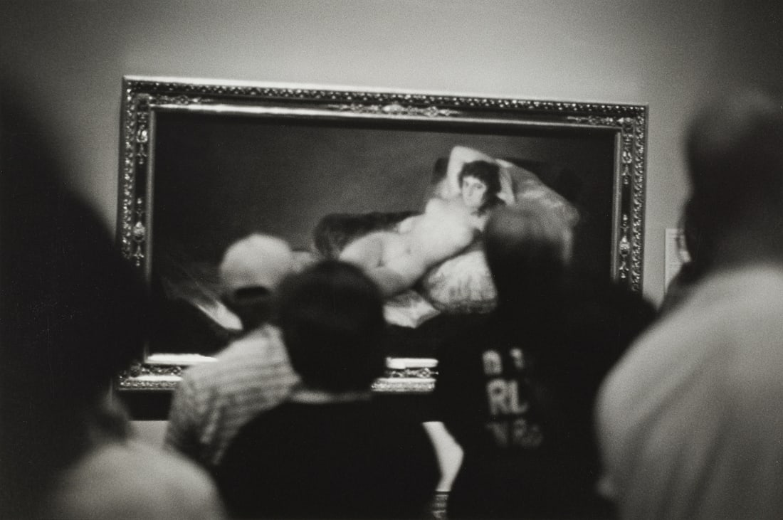 BERNARD PLOSSU (* 1945) - The Naked Maya, Prado, Madrid 2016: Gelatin silver print 17,7 x 26,6 cm (7 x 10.5 in) Signed and dated by the photographer in pencil on the reverse, photographer`s blindstamp in the margin lower right