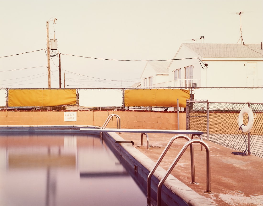 ALFRED SEILAND (* 1952) - Swimmingpool, Provincetown, Massachussetts 1979: Chromogenic print, printed 1982 29,5 x 37,5 cm (11.6 x 14.8 in) Titled, dated and numbered by the photographer in pencil on the reverse, photographer´s stamp on the reverse; Year 1982 Edition # 6 PRO