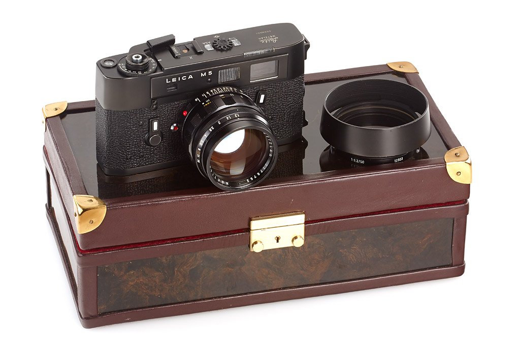 M5 black + Noctilux 1.2/50mm: 2-lug body in good condition with very rare and early Noctilux 1.2/50mm no.2176763 (clean lenses, rear cap, 12503 hood, UV filter), in rare Leitz Aztec presentation box, no. 1290607