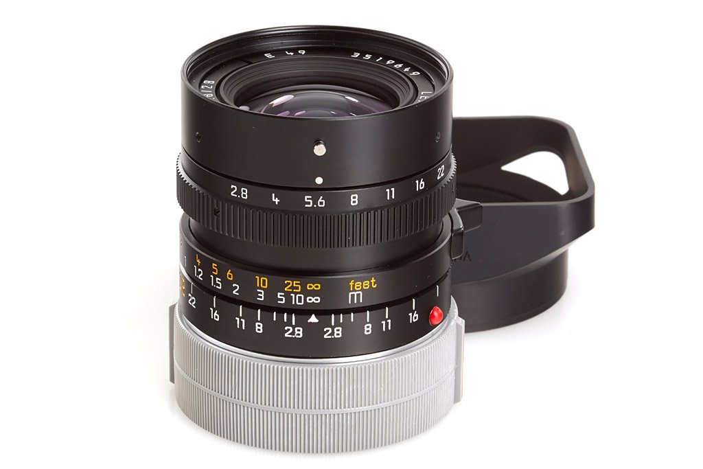Elmarit-M 2.8/28mm 11804: late third version in mint condition with clean lenses (cap, M coupling ring, hood 12536, keeper), no. 3519649