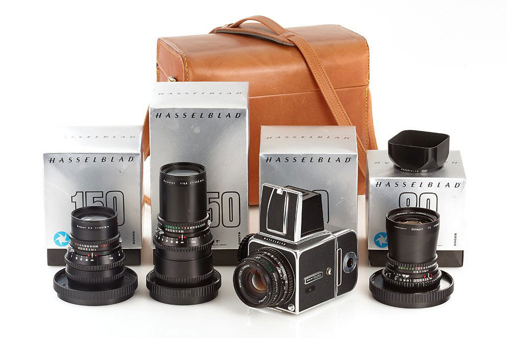 Hasselblad 500 C/M outfit: outfit in almost mint condition with body in good working order with magazine 12 no.RS3175466, waist-level finder, strap, black Planar 2.8/80mm T* no.6270542 (hood, cap, keeper, maker's box), black Di