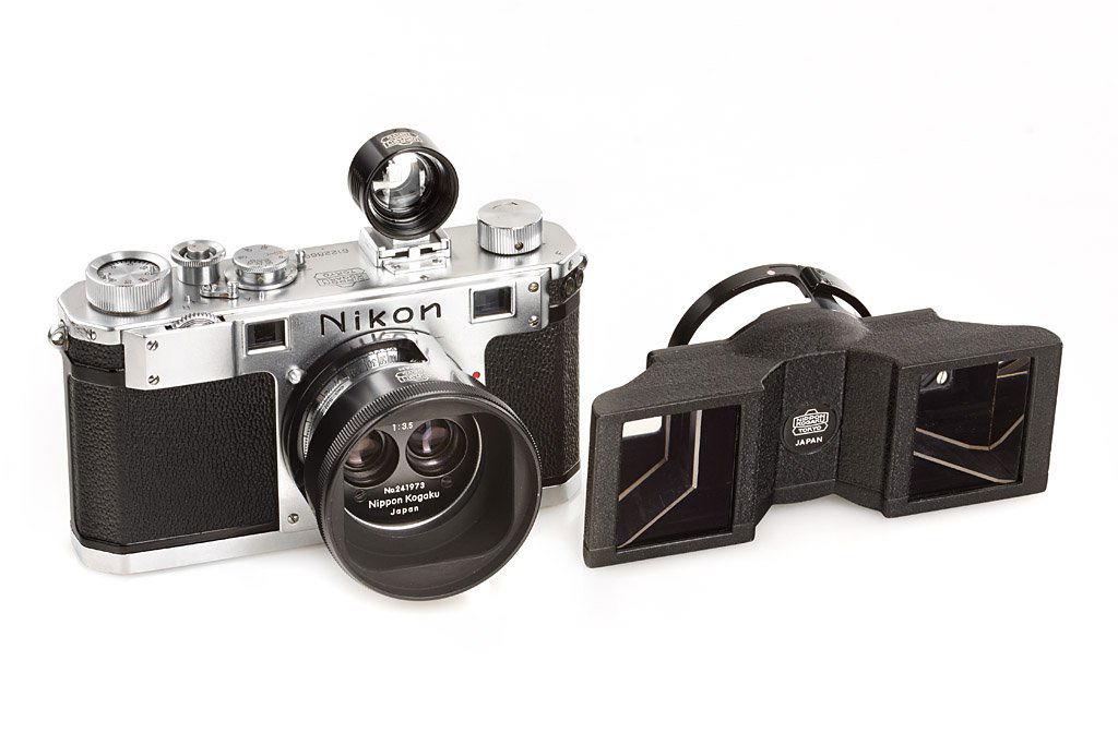Nikon Stereo-Nikkor 3,5/3,5cm outfit: extremely rare outfit in near mint condition with Stereo-Nikkor 3.5/3.5cm no.241973, prism no.679135, hood, Nikon stereo finder, with chrome Nikon S body no.6122869 (cond. B) - a highlight of every Ni