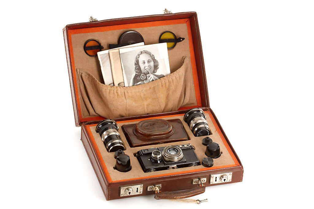 Contax I Type 6 outfit: body in fine condition with coll. Tessar 2.8/5cm no.1366301 (cap), matching serial number in back door, black/nickel Triotar 4/8.5cm no.1407907, black/nickel Sonnar 4/13.5cm no.1631761, two spools, tw