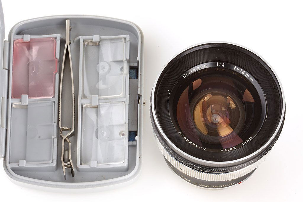 Carl Zeiss 4/18mm Distagon: for Contarex, used but clean lenses, both caps, set of 4 focusing screens including the special pink screen, no. 4492684
