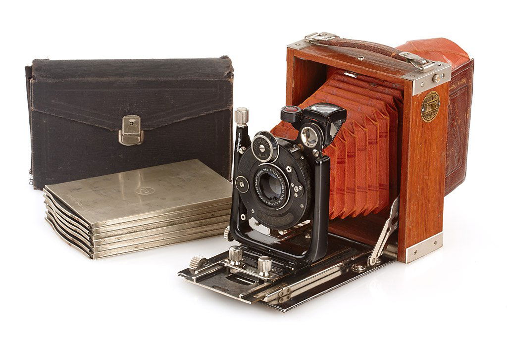 Contessa Nettel Sonnet Tropical: 6.5x9cm, brown bellows, quite rare with Dagor 6.8/120mm no.383041 in good working Compur shutter, 6 matching cassettes,