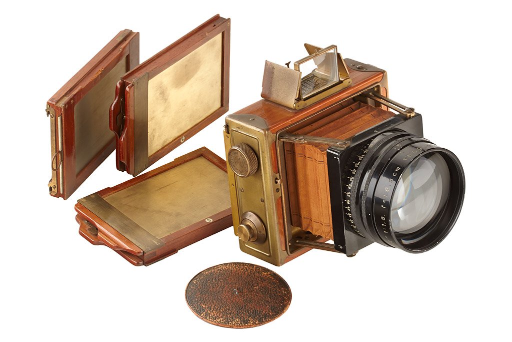 Ernemann Ermanox 9x12cm Tropical: probably unique tropical version of the scarce collapsible bellows model Ermanox 9x12cm with extremely fast Ernostar 1.8/16.5cm no.166993 (clean lenses), in beautiful condition, brown leather bellows,