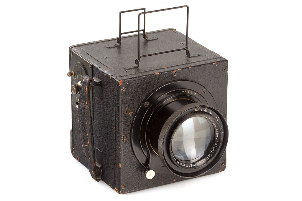 Meyer Lunar Night Camera: 4.5x6cm, box shaped camera with fast and rare Hugo Meyer Kino-Plasmat 2.0/9cm no.291556, working focal-plane shutter, frame finder, in fully original condition - the camera was advertised in the Briti