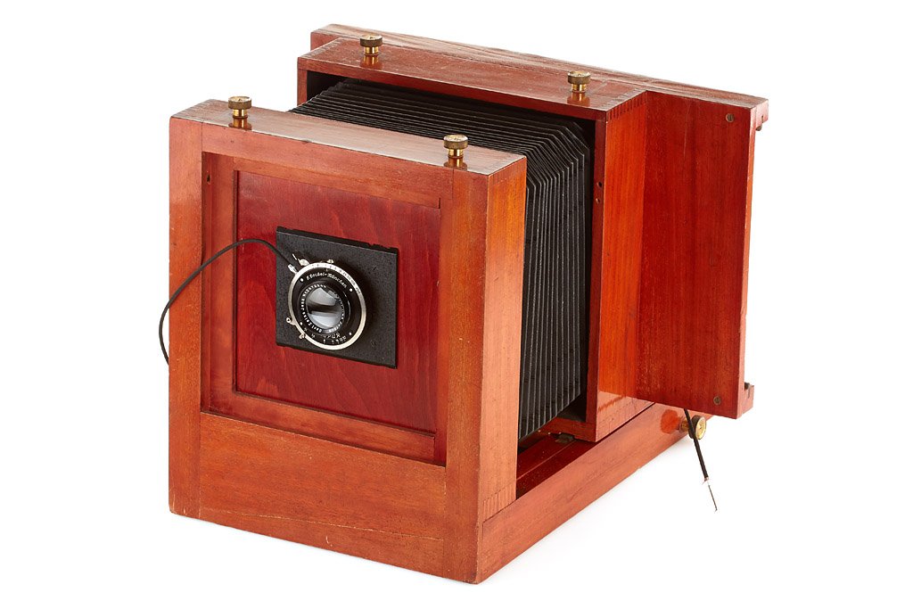 Görlitzer Camera Werke Stella 13x18 'German Police Came: 13x18cm, beautiful designed wooden studio camera (Neue Görlitzer Camera-Werke), with black bellows, brass fittings, on base stamped with Reichsadler, Hakenkreuz and 'Sich. Pol.' (Gestapo), Tessar 4.5