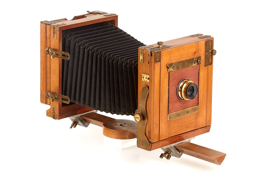 Stegemann Studien-Kamera: 9x12cm monorail camera designed by famous Photographer Heinrich Kühn who also designed the Imagon lens, in good condition, black leather bellows, Weitwinkel Aristostigmat 9/120mm no.175460 (cap),