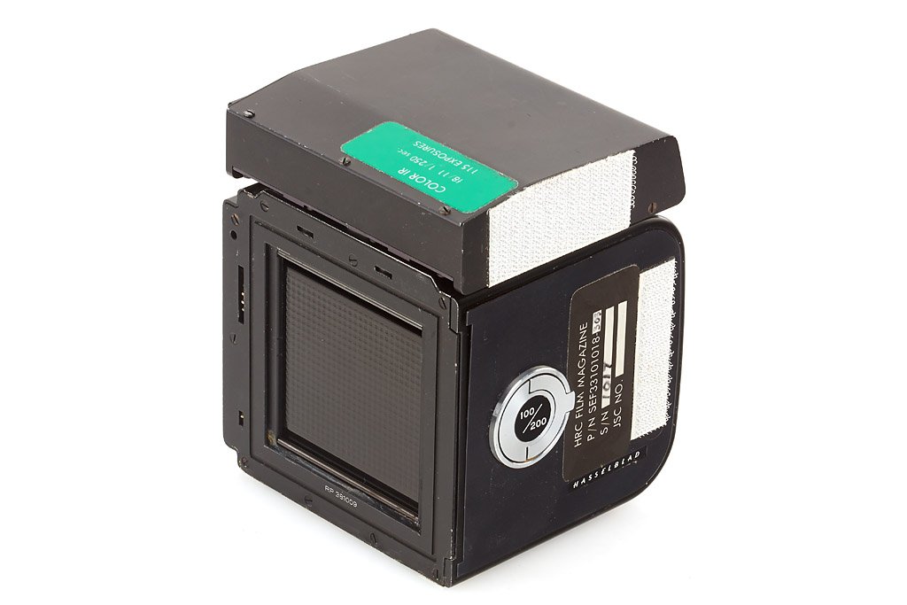 Hasselblad Data Magazin 70 DM-100/200 NASA: extremely rare Hasselblad DATA magazine for 553 ELS Camera marked 'HRC FILM MAGAZINE P/N SEF33101018-305 S/N 1017 JSC NO.' with fixed Data Module Assy, typical NASA stickers and engravings, magazine p