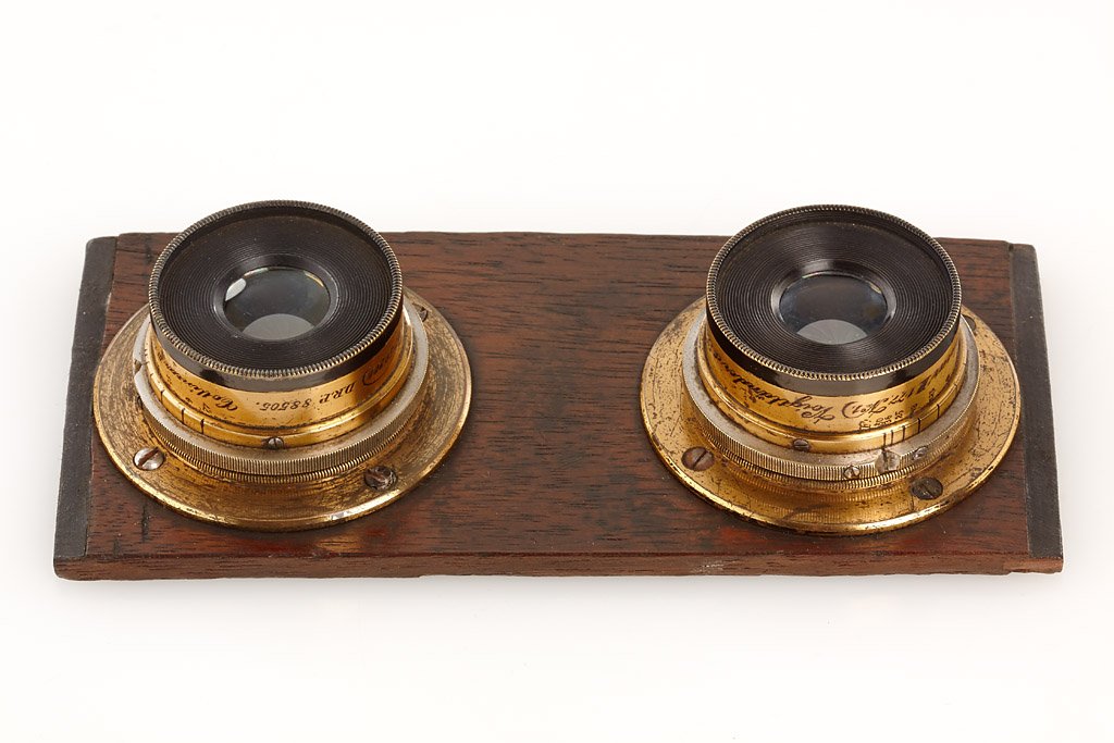 Voigtländer Collinear III 7.7 No.1 Stereo Pair: brass barrel 90mm lenses in very fine condition, iris diaphragms to 50 (caps), with mounting rings on wooden lens board (5.2x11.1cm), no. 50200/1