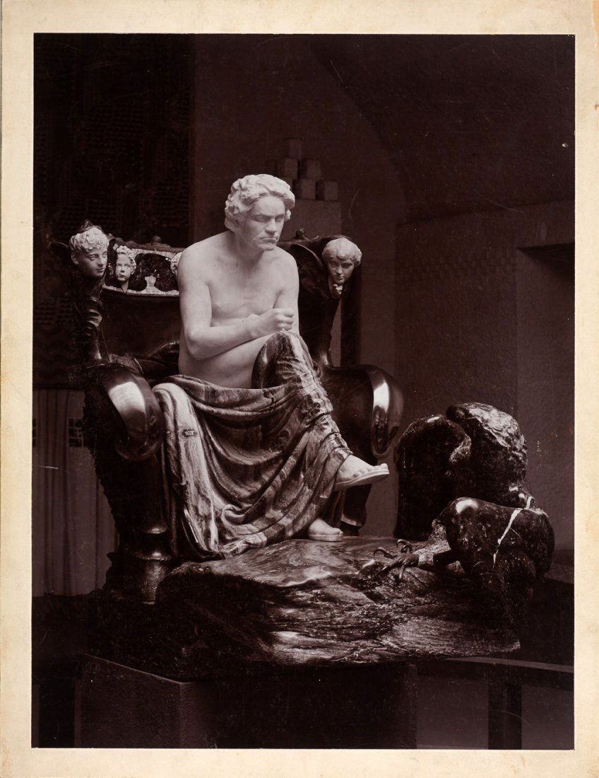 MORIZ NÄHR (1859–1945) Das Beethoven-Denkmal von / The : Woodburytype, Vintage, mounted on original cardboard 38 x 29 cm In dem Jahrzehnt vor 1900 gestaltete Max Klinger eine großformatige Plastik Beethovens, dargestellt als olympische Gottheit mit nacktem