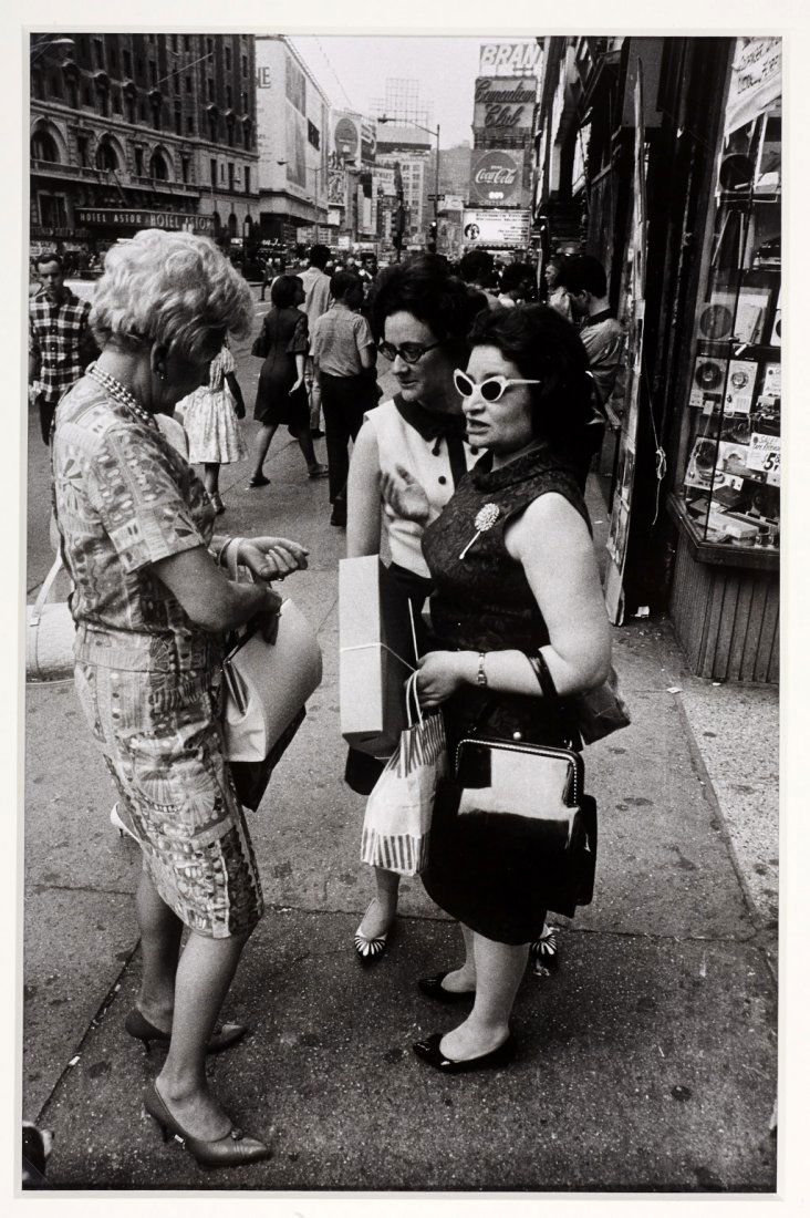 WILLIAM KLEIN (* 1928) New York, 1960: Vintage silver print 27 x 22 cm Photographer's copyright stamp and “VIVA” agency stamp with credit on the reverse