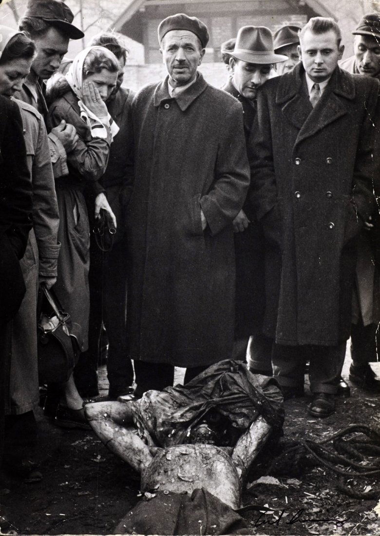 ERICH LESSING (* 1923) Ungarische Revolution / Hungaria: 5 Vintage silver prints each c. 34 x 24 cm Each signed by the photographer on the reverse or in the image, each with his copyright agency stamp and diverse notations on the reverse - Brot wird zu den