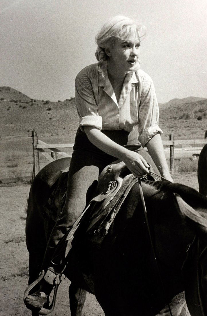 BRUCE DAVIDSON (* 1933) Marilyn Monroe in ‘The Misfits’: Vintage silver print 24,3 x 16 cm Photographer's agency stamp, “THE MISFITS” stamp and serial number stamp on the reverse, diverse notations in ink and pencil on the reverse