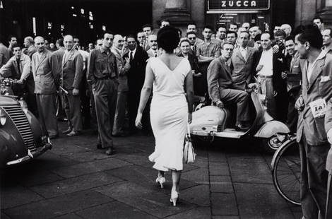 MARIO DE BIASI (* 1923): ‘Gli italiani si voltano’, Milano 1954, Gelatin silver print, printed 1980s 19,5 x 29,5 cm (7.7 x 11.6 in) Credited and annotated by the photographer in capitals on the reverse