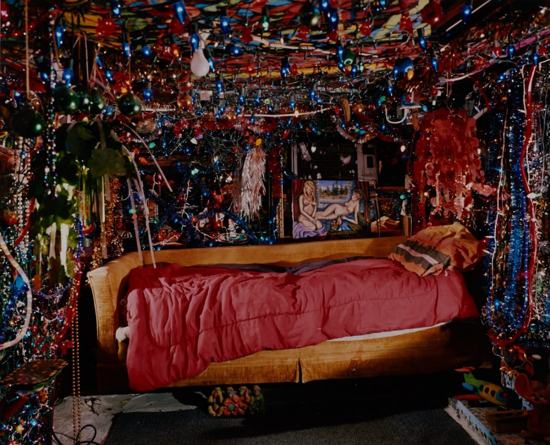 ALEC SOTH (* 1969): ‘Herman's Bed’, Kenner, Los Angeles 2002, Chromogenic print, printed in 2003 23,8 x 29,5 cm (9.4 x 11.6 in) Signed, dated and numbered by the photographer in ink on the reverse, edition no. 25/50