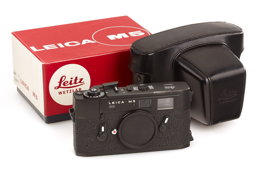 M5 black: almost mint 3-lug body complete with cap, papers, maker's box and black hard case, 1973, Sn. 1364850