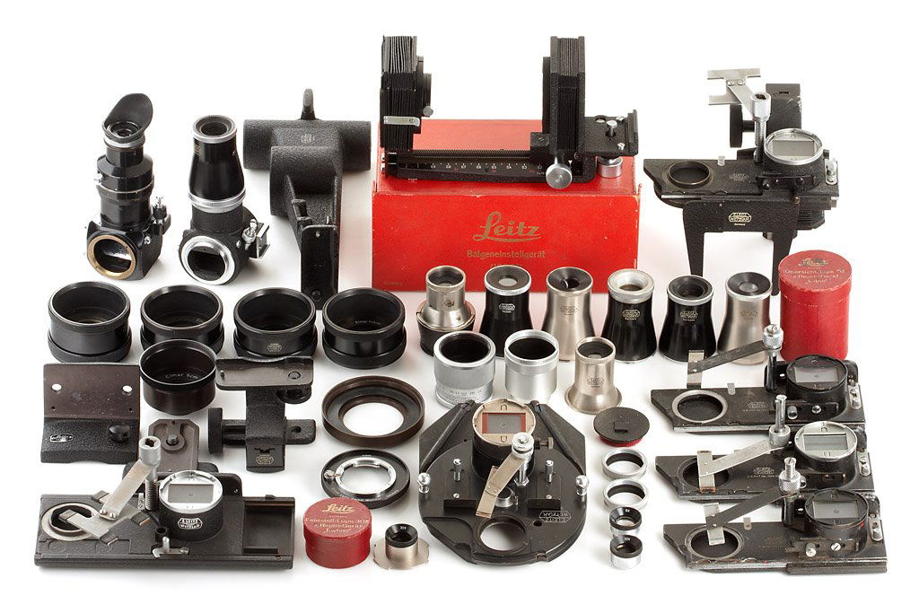 Leitz Accessories (Lot): collection of Leitz reproduction devices and accessories in fine condition, Visoflex I, PLOOT, various LVFOO magnifiers, focusing stages, bellows I with maker's box, adapters, etc.,