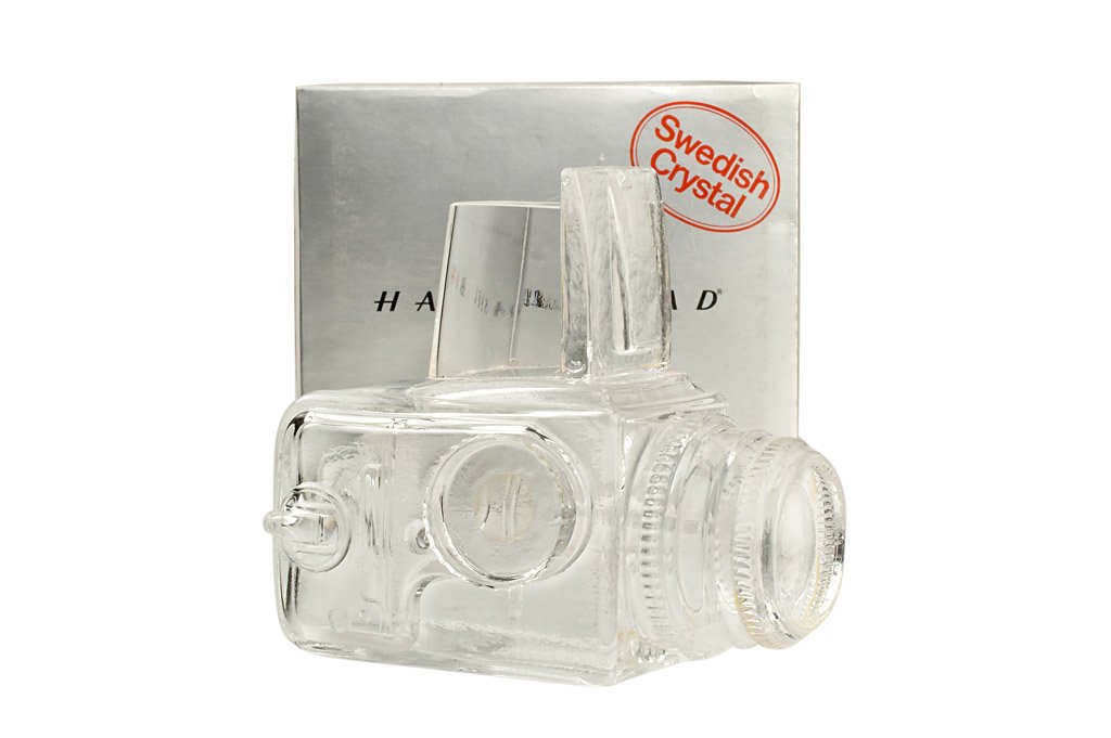 Hasselblad 500C Crystal Model *: Crystal Camera, handmade 1:1 glass model of a Hasselblad 500C made by Lindshammer of Sweden, mint, in original maker's box, 1980, Sn. 713. For this items, if sold and/or shipped within the E.C. the pr