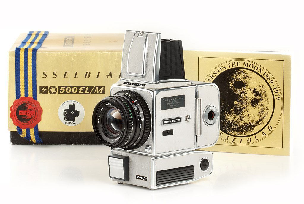 Hasselblad 500 EL/M '20 Years in Space' *: edition of 1500 cameras with grey leather covering (special number 0704), complete with Planar 2.8/80mm T*no.6306158, magazine no.RH3214784, unused with instructions in maker's box, 1982, Sn. RH132255