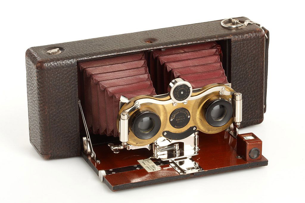 Eastmann Kodak Stereo-Hawkeye Model 4 *: rare stereo camera for 3 1/2 x 3 1/2" twin exposures, with Bausch & Lomb Rapid Rectilinear lenses in pneumatic shutter, red leather bellows, mahogany interior, door lock button missing, c.1916. For th