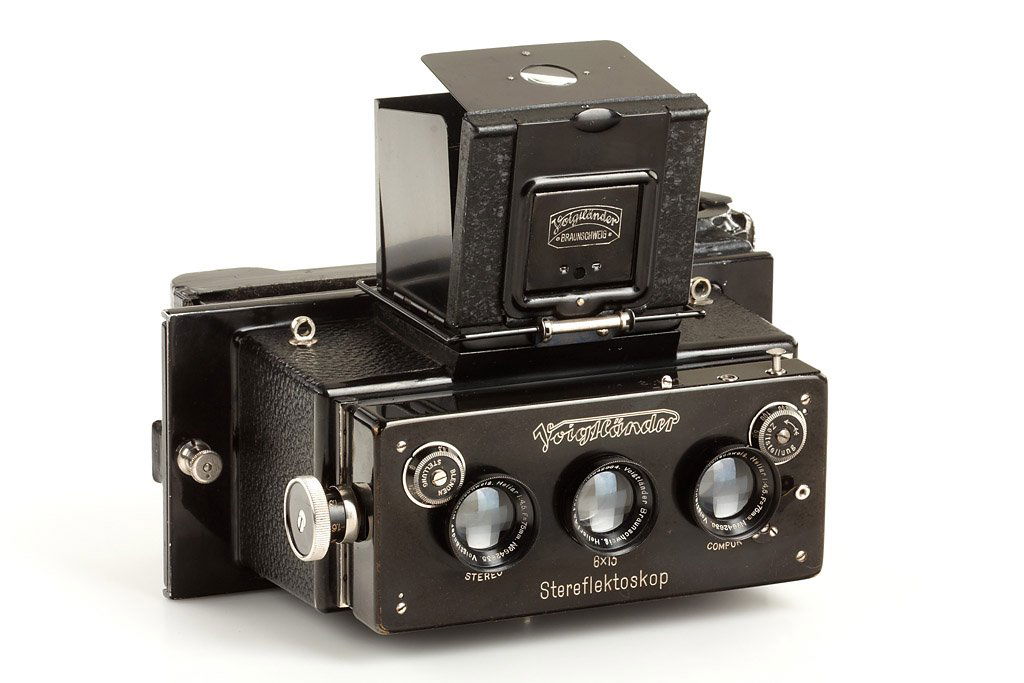 Voigtländer Stereflektoskop 6x13cm *: second type without cap in very good original and working condition, with Heliar 4.5/75mm lenses nos.642635/6, custom made 120 roll film back, Voigtländer case, 1929, Sn. 80976. For this items, if so