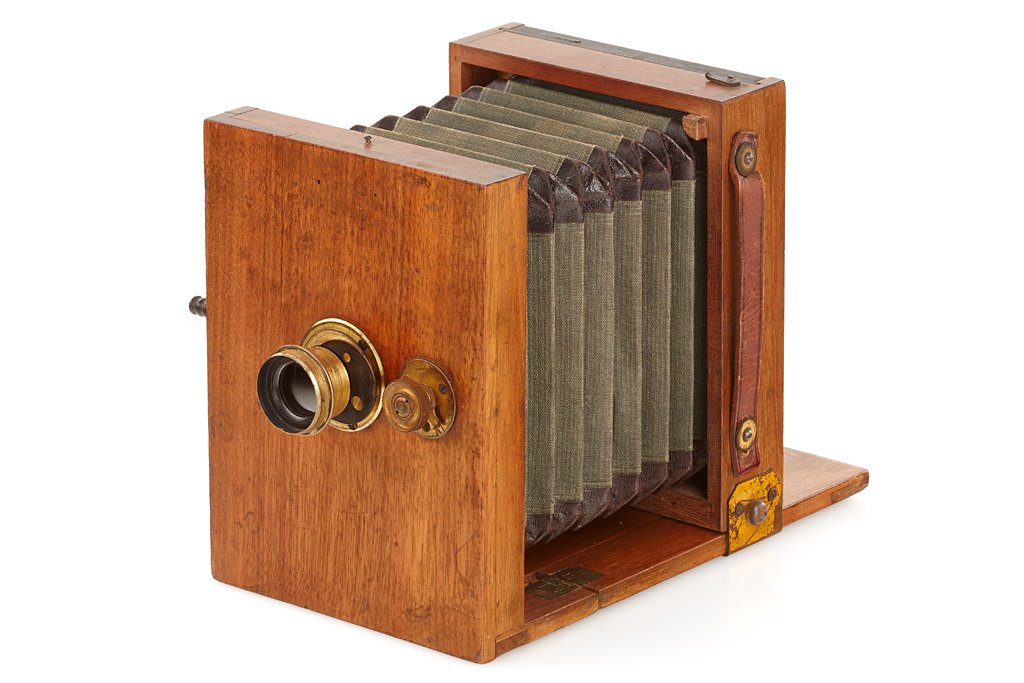 Ernemann Alex: 9x12cm, very rare camera with wooden walnut body, green bellows, pneumatic rotation shutter, simple Achromat with built-tin rotating aperture disc, c.1895
