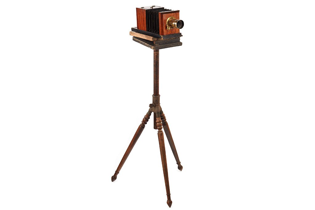 Palmer & Longking Daguerreotype Camera outfit: Quarter-plate Lewis-type camera with chamfered front and back and bellows focusing. Within a few years of the original Daguerreotype cameras, the first uniquely American style evolved with chamfered f